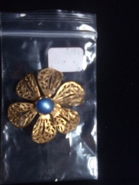 Gold tone vintage flower brooch